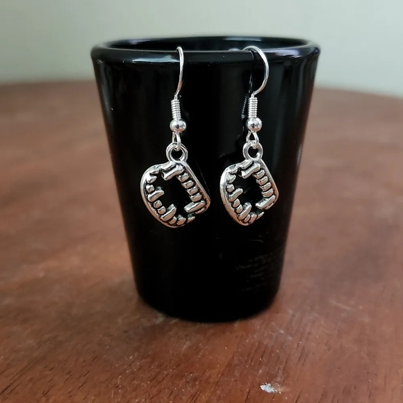Fang Earrings - Picture 1 of 1